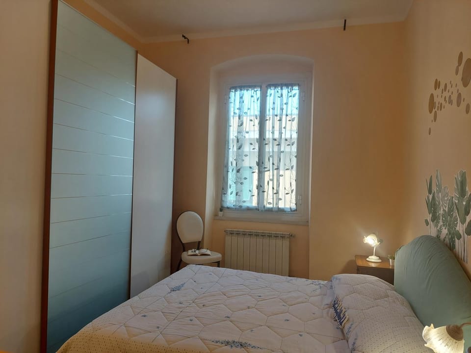 Bed, Photo of the whole room, wardrobe