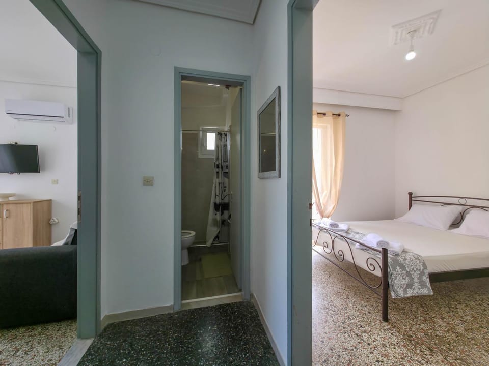 Bed, TV and multimedia, Photo of the whole room, Bedroom, towels