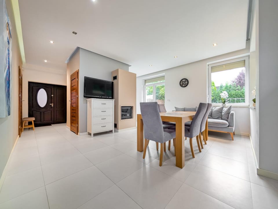 Communal lounge/ TV room, TV and multimedia, Kitchen or kitchenette, Living room, Seating area, Dining area, Evening entertainment