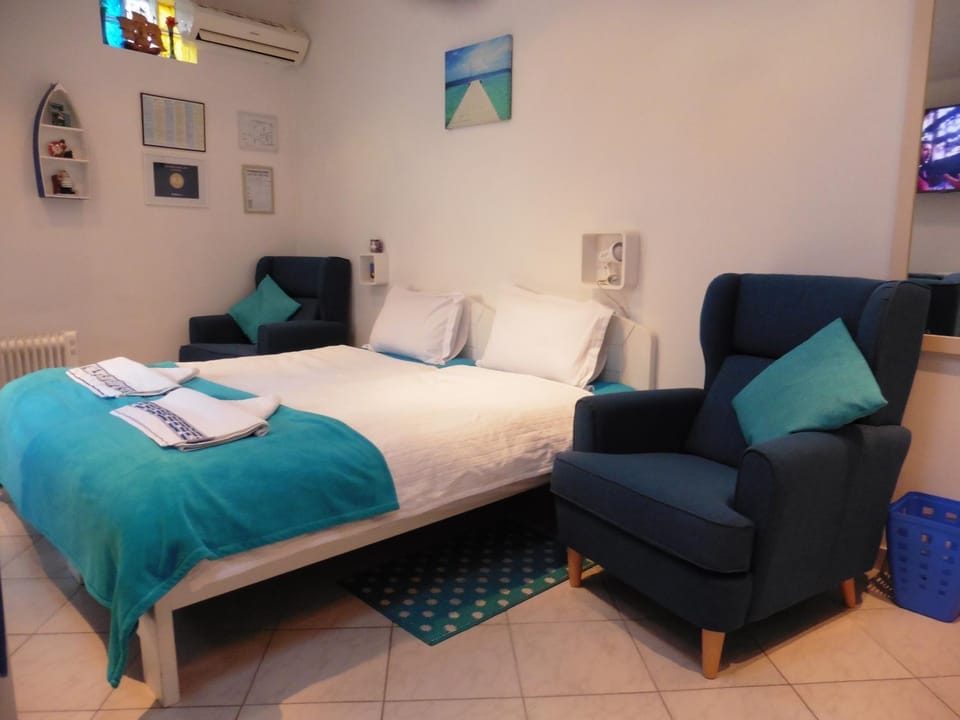 Bed, Living room, Photo of the whole room, Bedroom