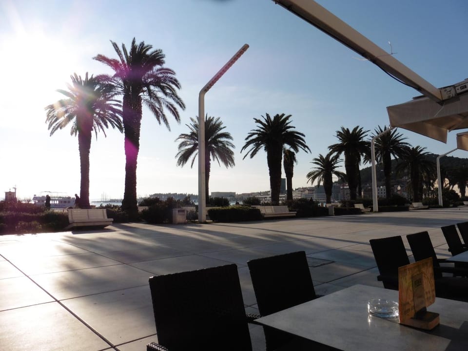 Nearby landmark, Restaurant/places to eat, Neighbourhood, City view