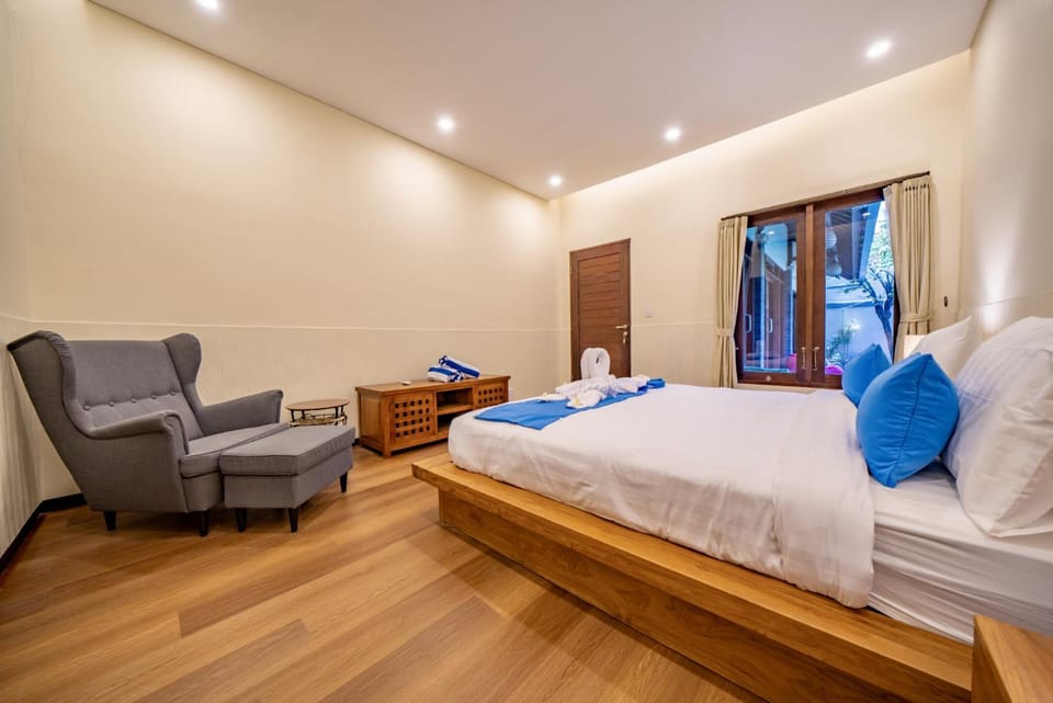 Bed, Seating area, Bedroom