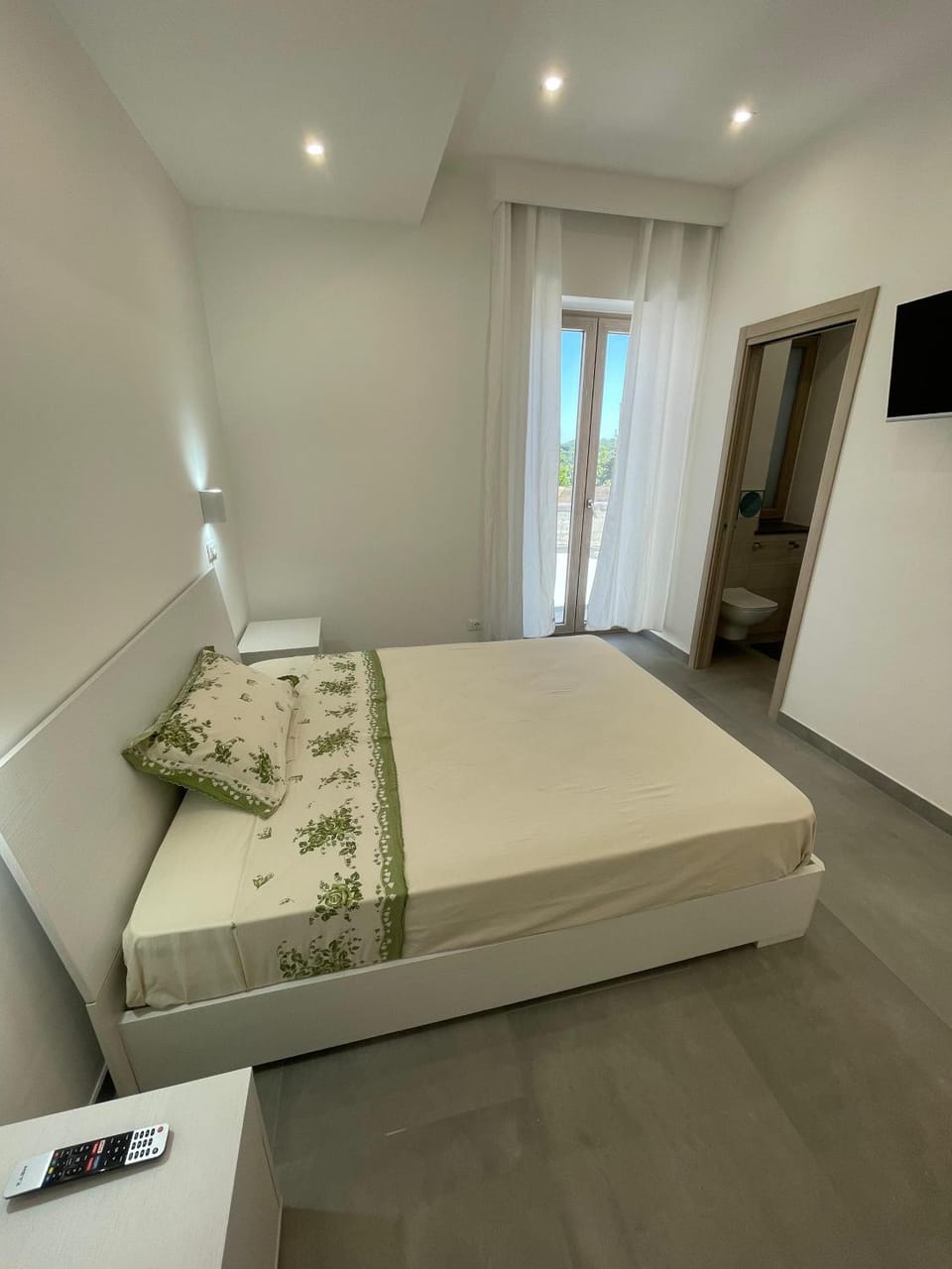 Bed, TV and multimedia, Photo of the whole room, Bedroom