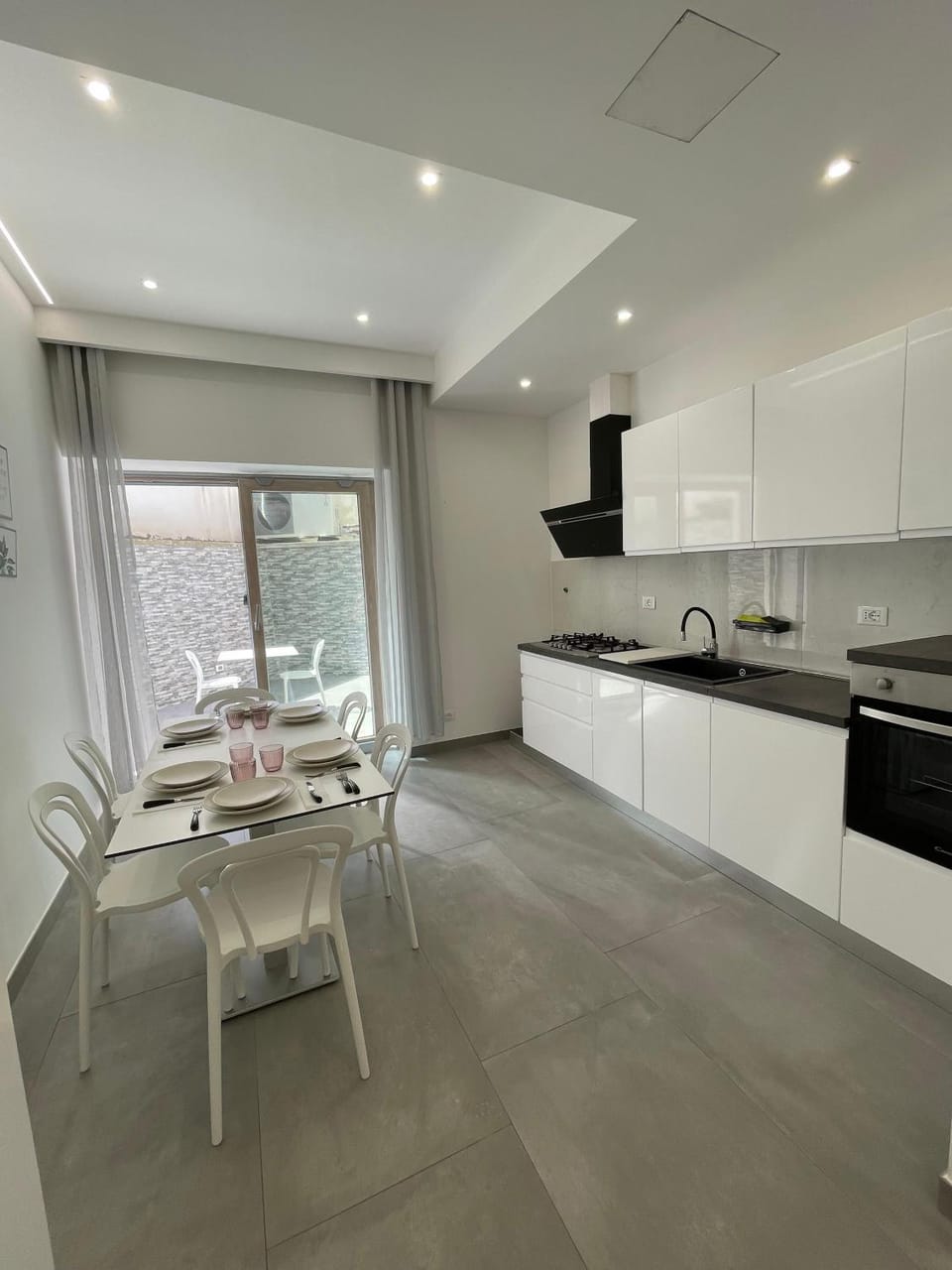 Kitchen or kitchenette, Dining area, stove