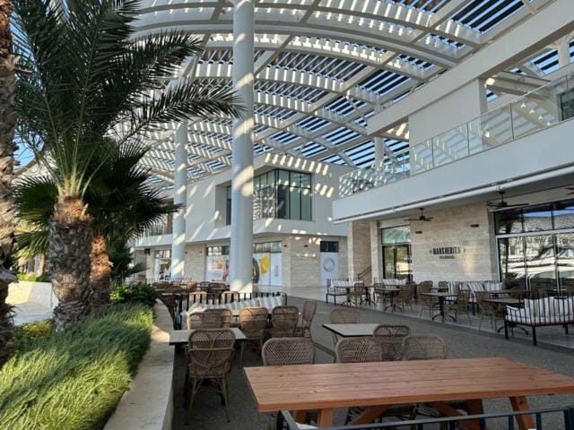 Property building, Patio, Restaurant/places to eat, Banquet/Function facilities