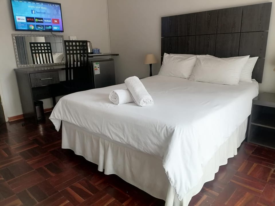Bed, TV and multimedia, Photo of the whole room, Bedroom, towels
