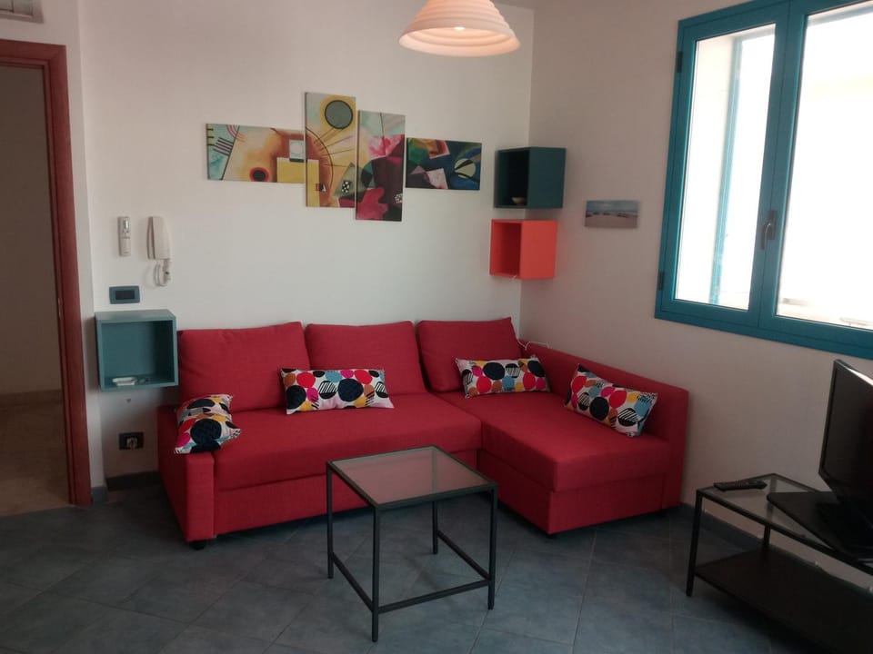 Communal lounge/ TV room, Bed, TV and multimedia, Living room, Seating area, Dining area