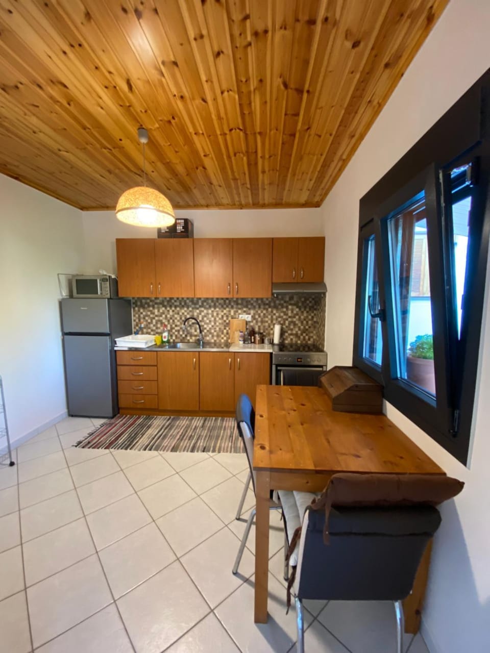 Kitchen or kitchenette, Dining area, stove
