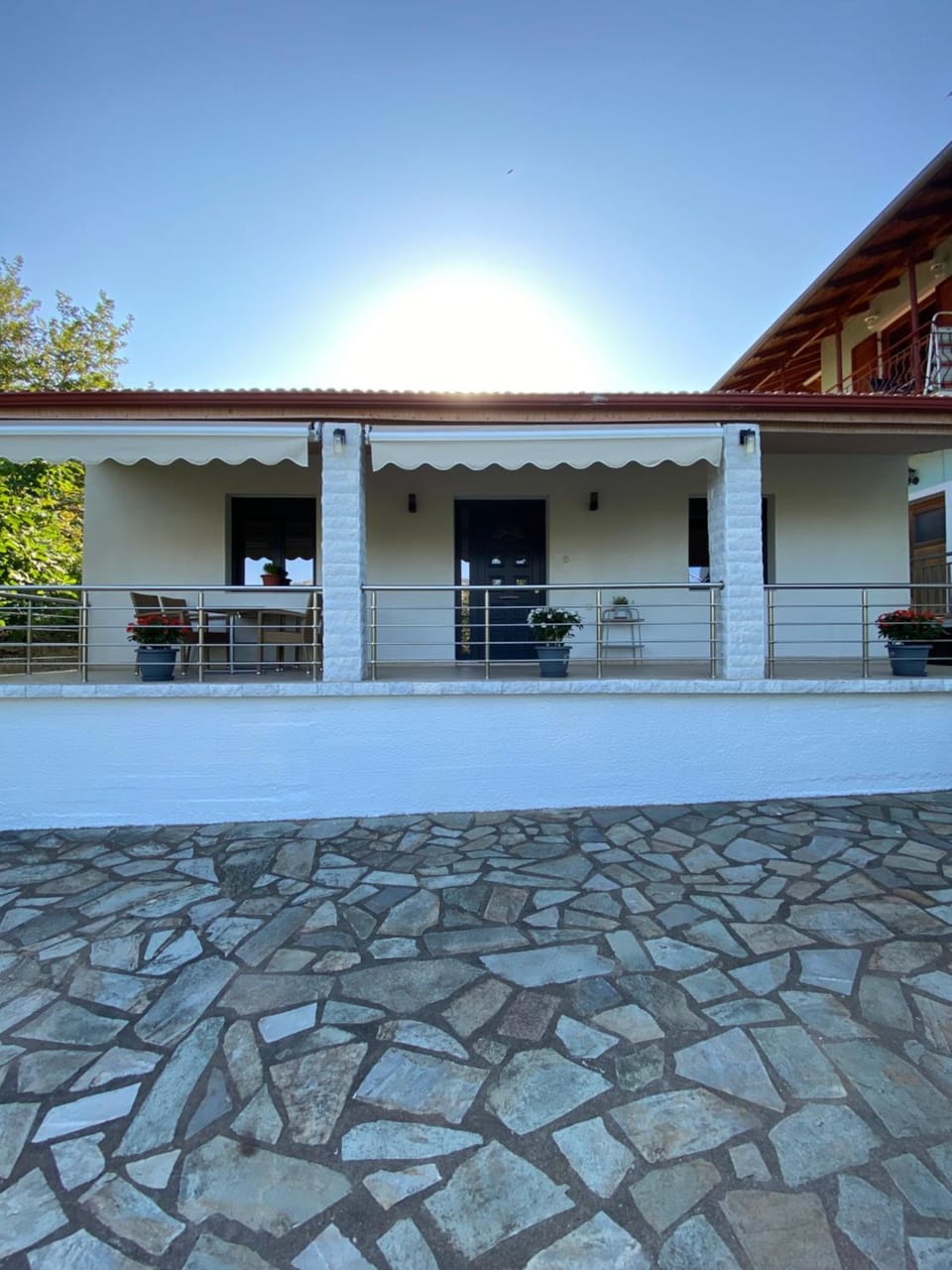 Property building, Day, Balcony/Terrace