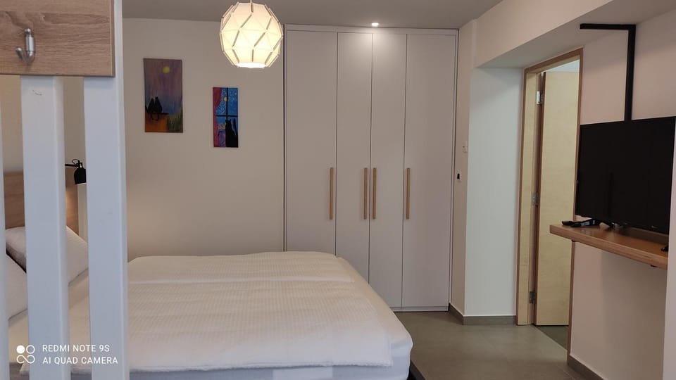 Bed, TV and multimedia, Bedroom, wardrobe