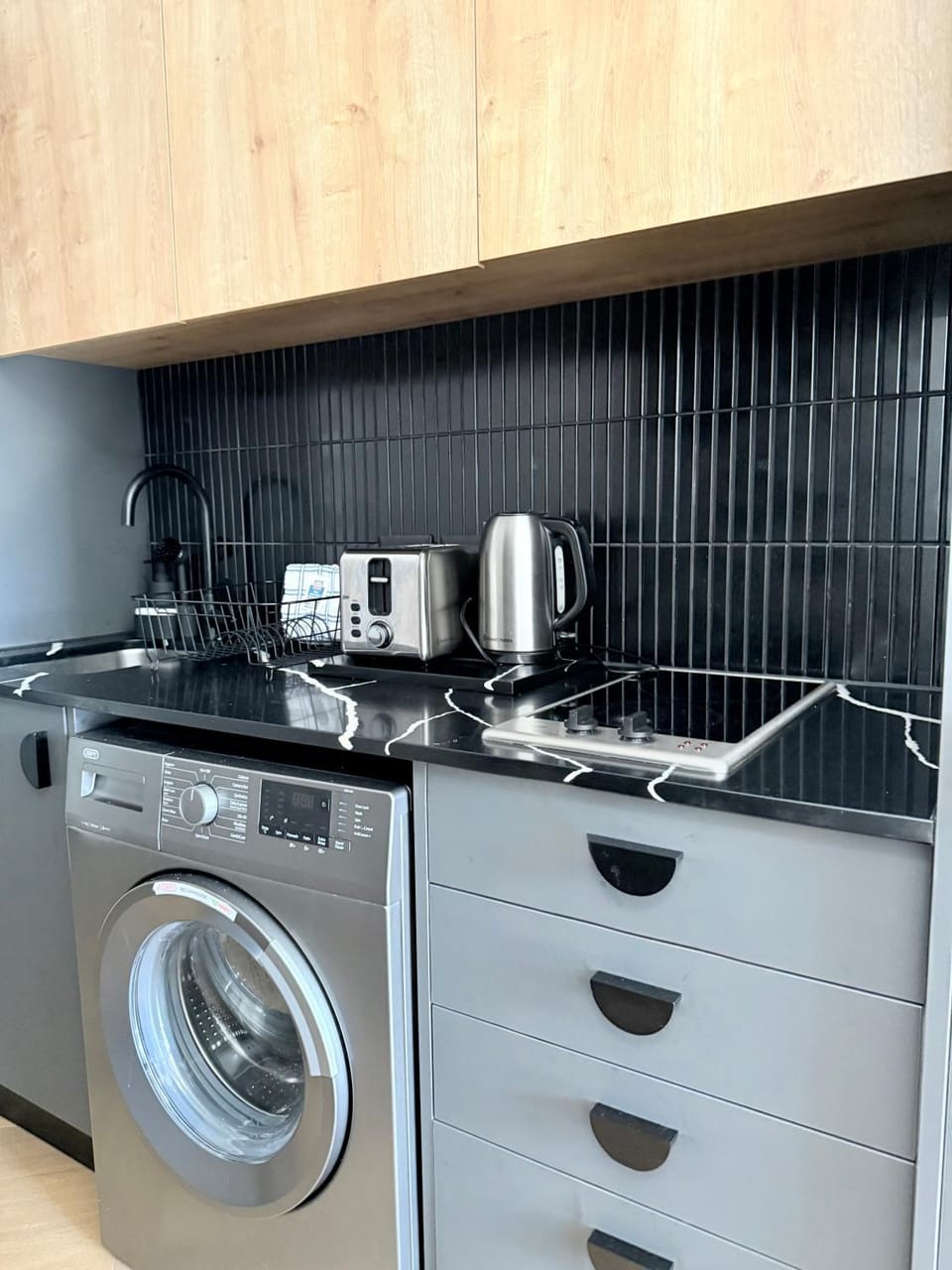 Kitchen or kitchenette, microwave, minibar, stove, toaster, washing machine