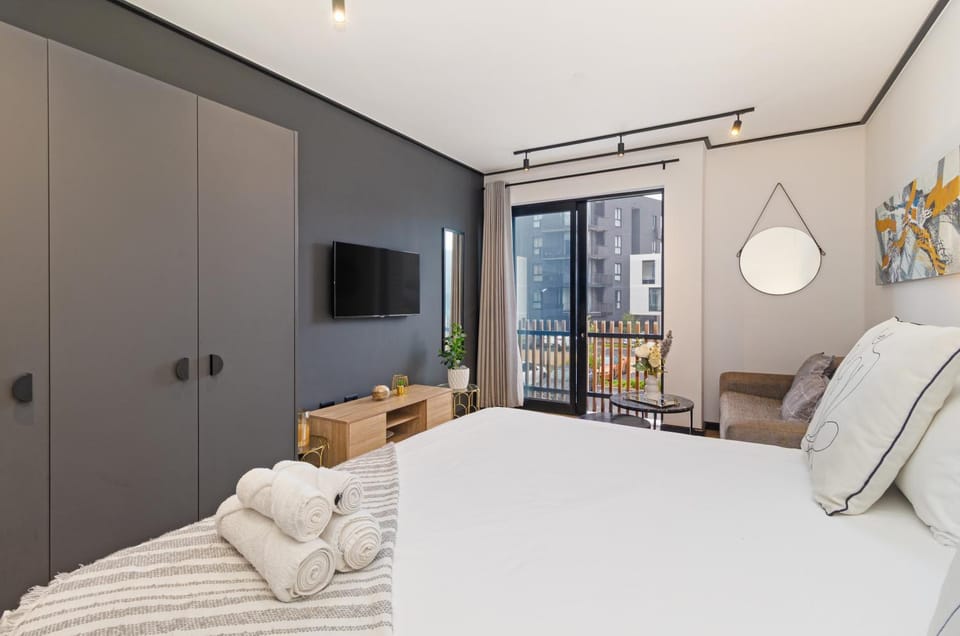 TV and multimedia, Seating area, Bedroom