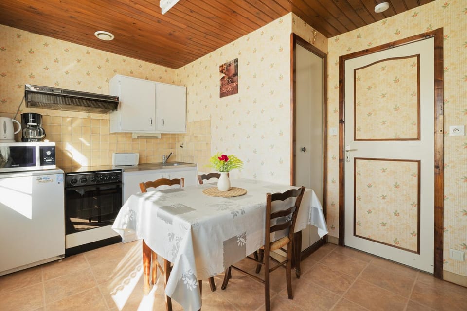 Property building, Kitchen or kitchenette, Living room