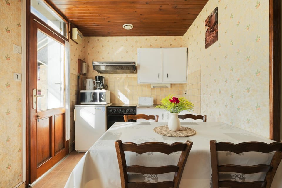 Property building, Kitchen or kitchenette, Living room