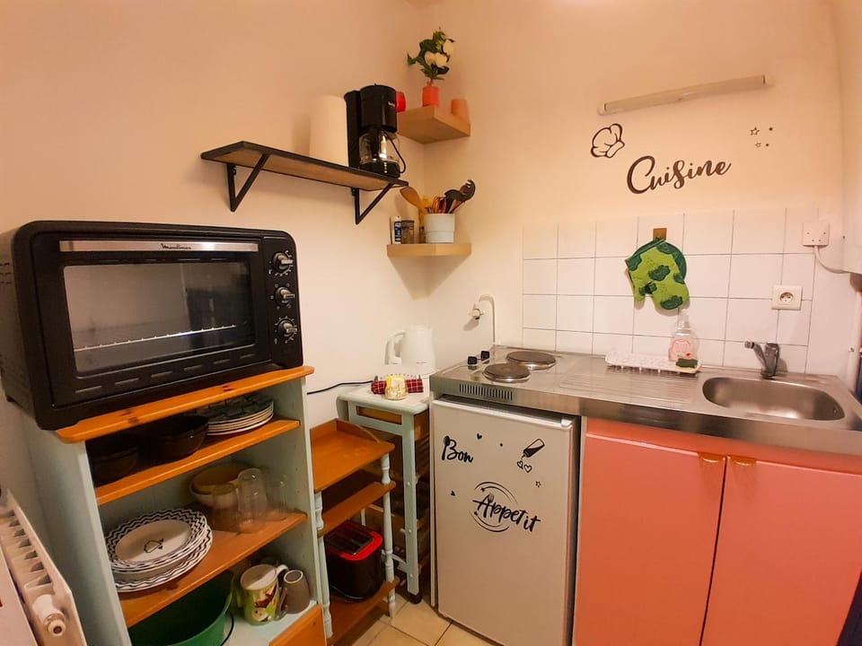 Coffee/tea facilities, Kitchen or kitchenette, oven, stove, toaster