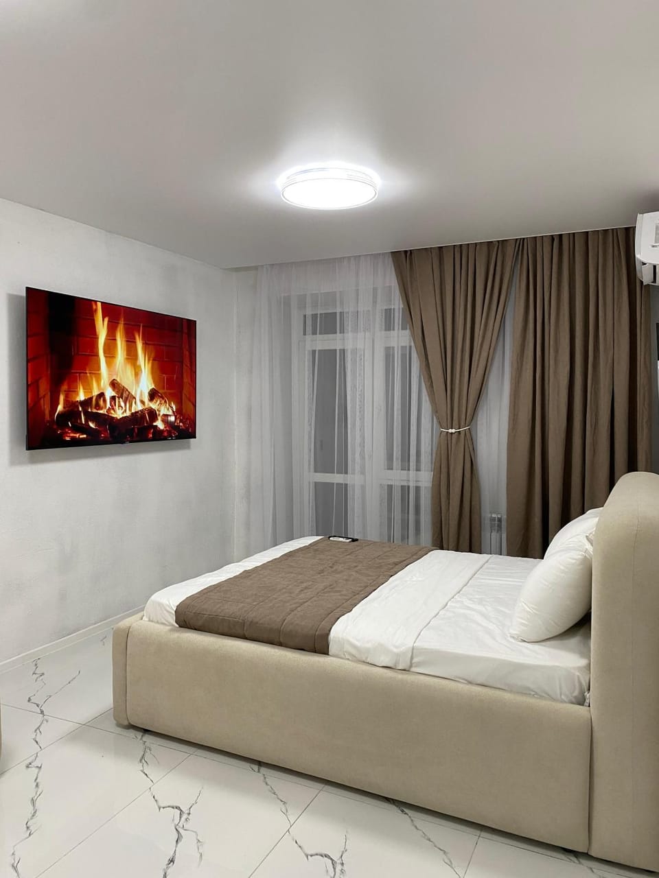 Bed, TV and multimedia, Living room, Evening entertainment