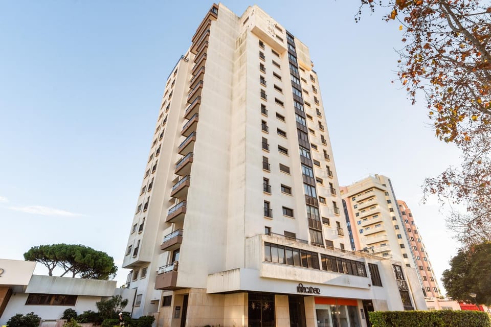 3BR Apt w Balcony and Sea View Apartment in Cascais