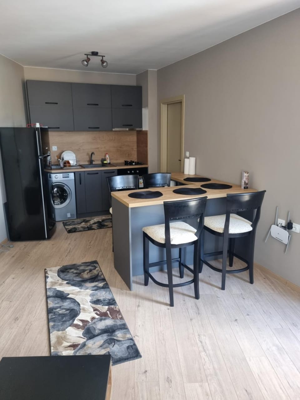 Kitchen or kitchenette, Dining area