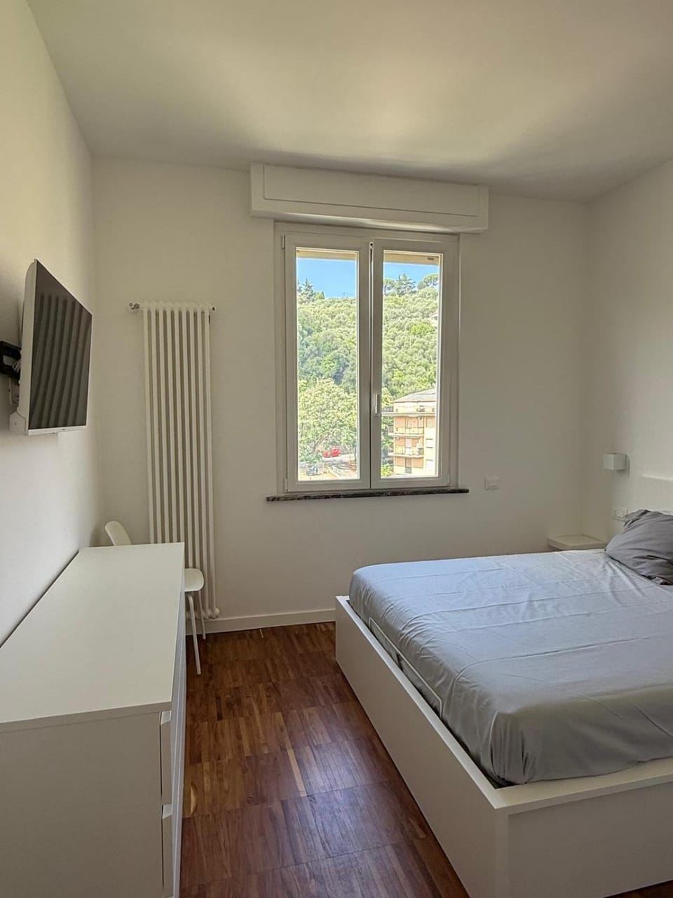 Bed, TV and multimedia, Photo of the whole room, Bedroom