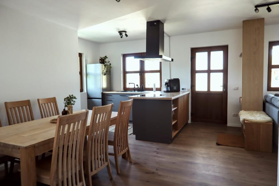 Kitchen or kitchenette, Seating area, Dining area