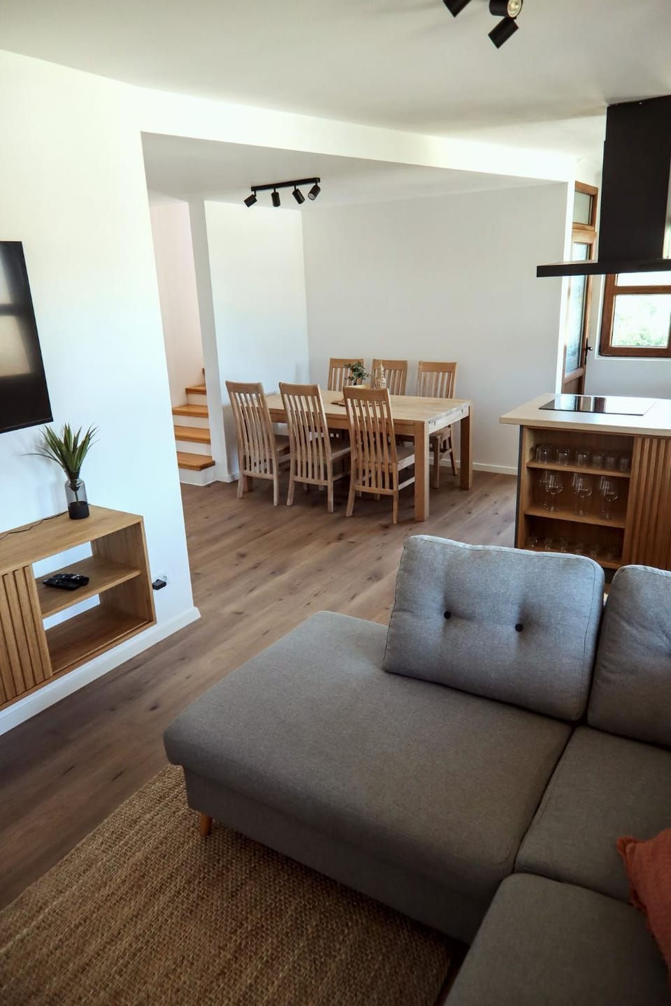 TV and multimedia, Living room, Seating area, Dining area