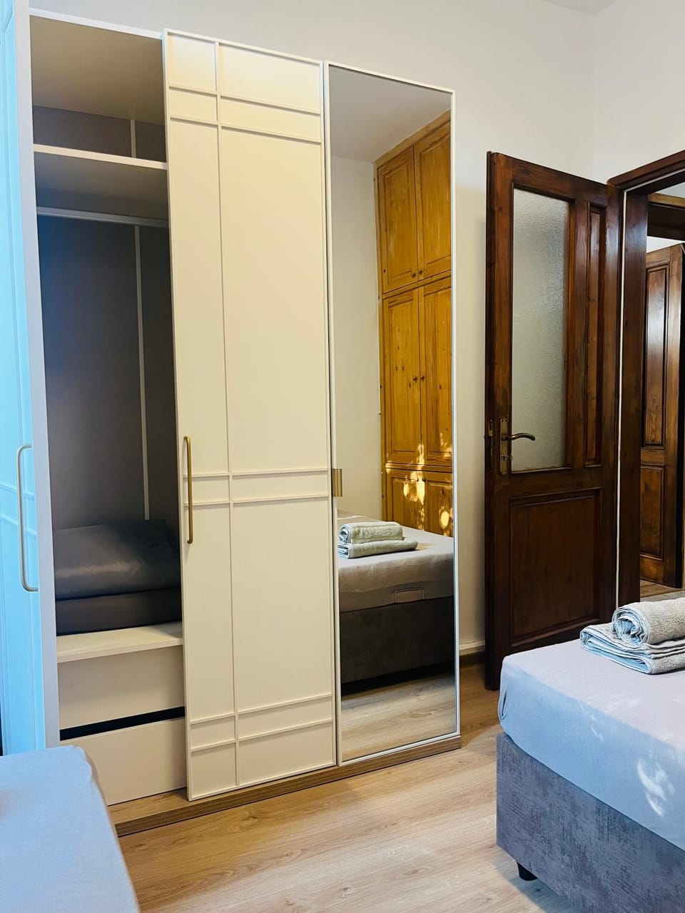 towels, wardrobe