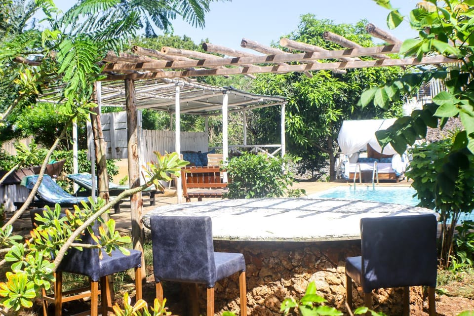 Day, Garden, Dining area, Garden view, Pool view, Swimming pool, sunbed