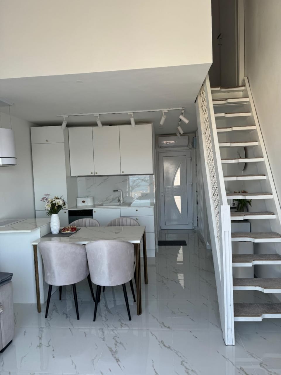 Kitchen or kitchenette, Dining area, stove