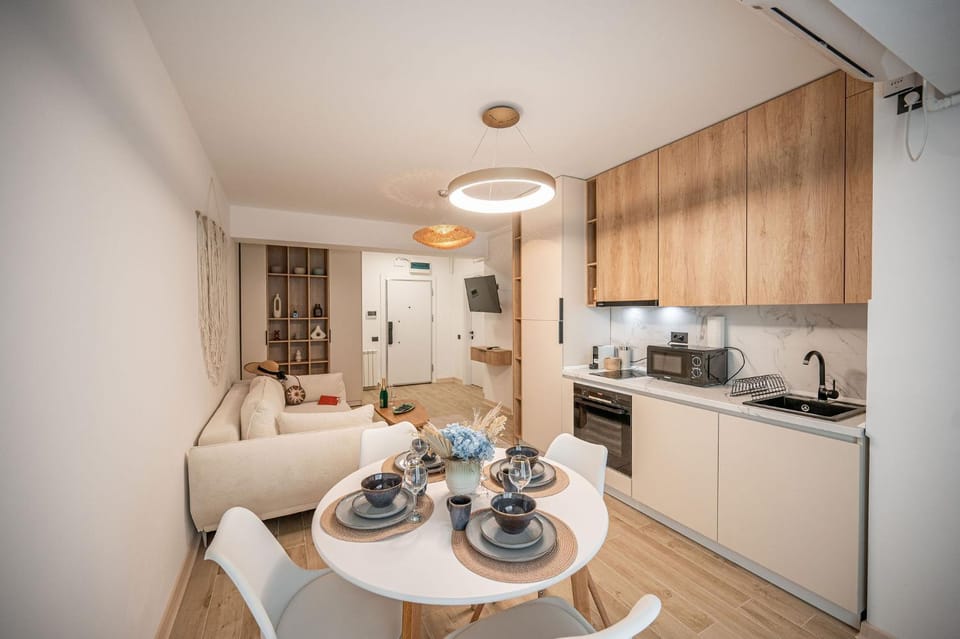 Kitchen or kitchenette, Dining area, stove