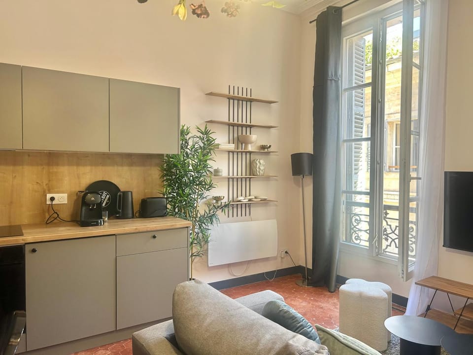 TV and multimedia, Kitchen or kitchenette, Living room, Seating area, stove
