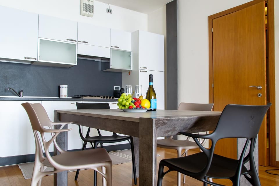Coffee/tea facilities, Kitchen or kitchenette, Dining area, stove