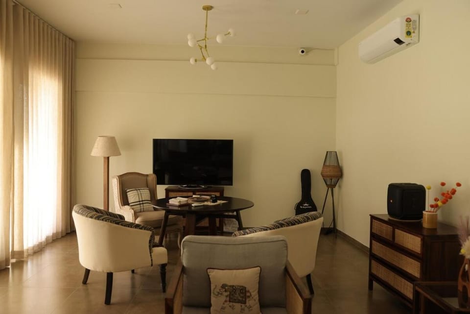 Communal lounge/ TV room, TV and multimedia, Living room, Seating area, Evening entertainment