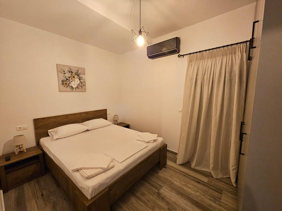 Bed, Bedroom, towels, air conditioner