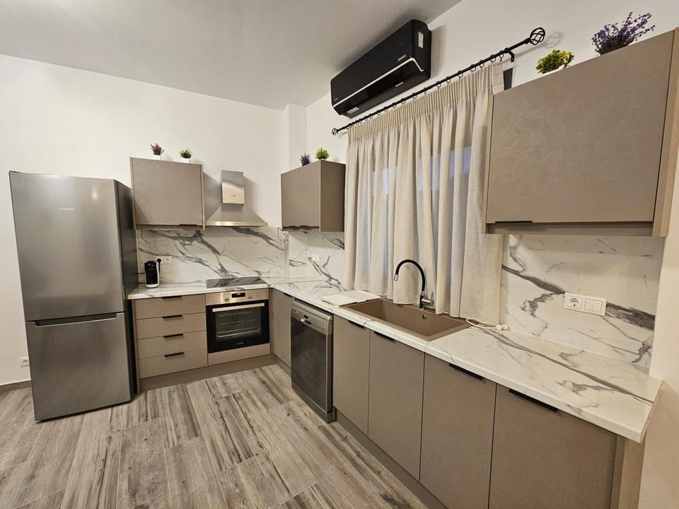 Kitchen or kitchenette, dishwasher, oven