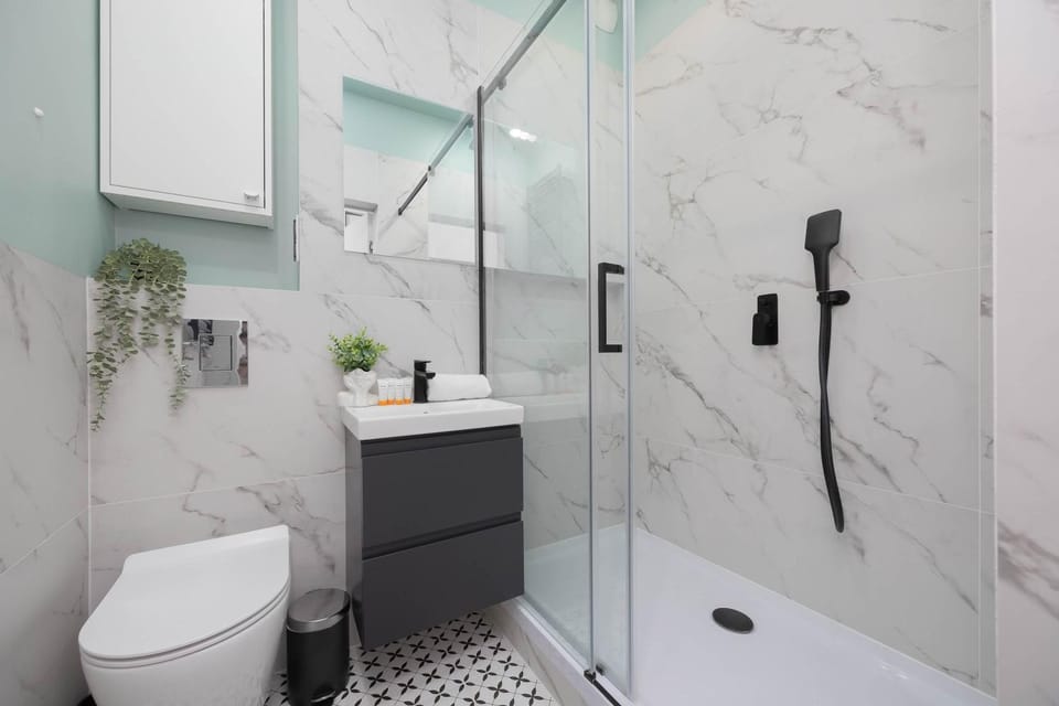 Shower, Toilet, Bathroom, towels