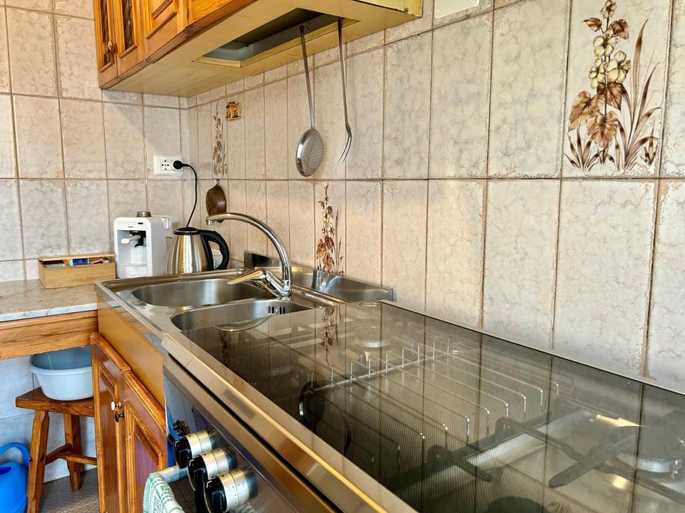 Coffee/tea facilities, Kitchen or kitchenette, stove