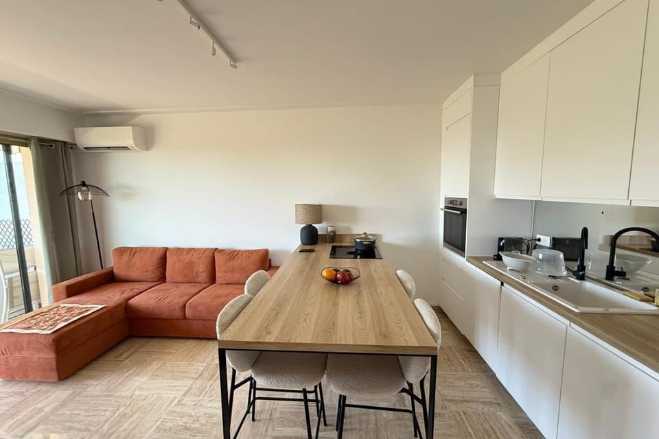 Beautiful 2-bedroom apartment with sea view - swimming pool - tennis court House in Cagnes-sur-Mer