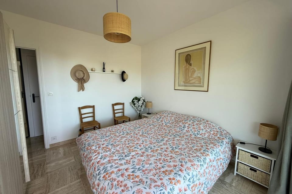 Beautiful 2-bedroom apartment with sea view - swimming pool - tennis court House in Cagnes-sur-Mer
