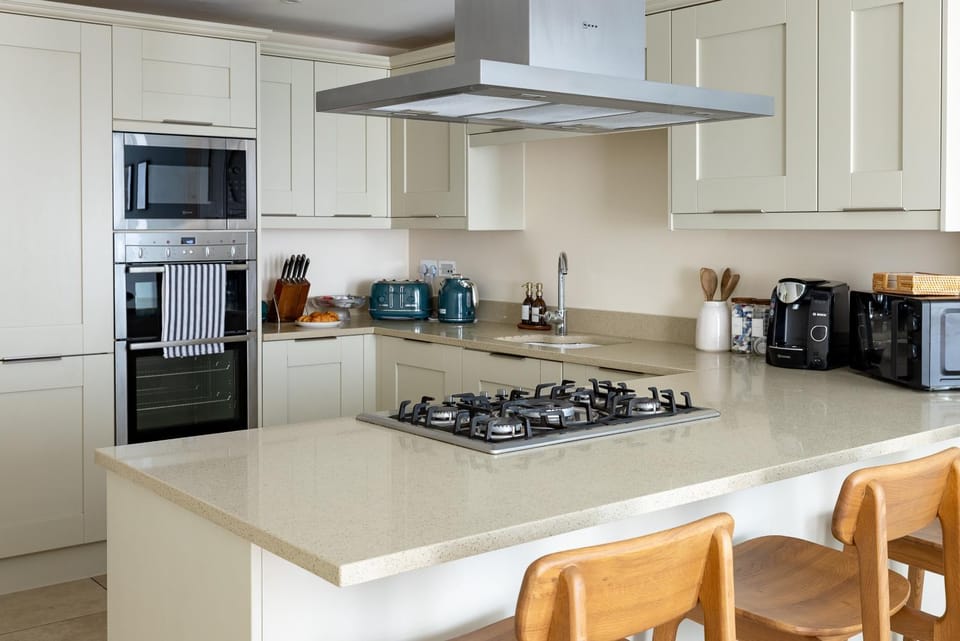Coffee/tea facilities, Kitchen or kitchenette, dishwasher, oven, stove, toaster