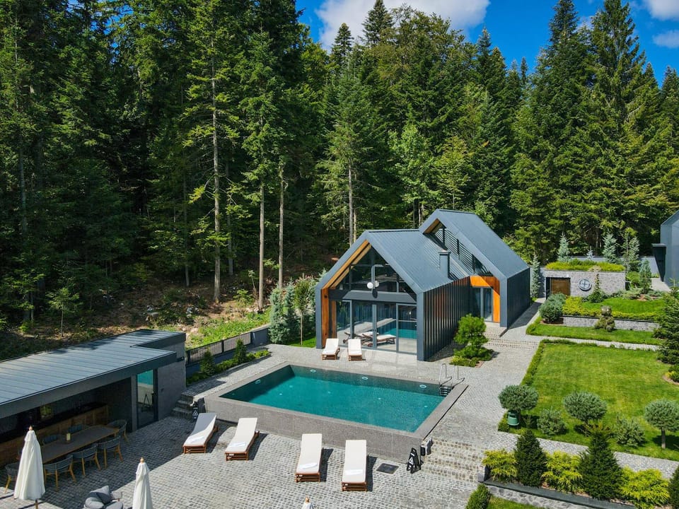 Property building, Garden view, Pool view, Swimming pool, sunbed