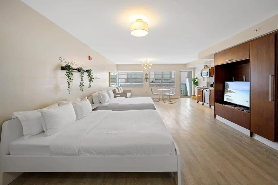 Bed, TV and multimedia, Living room, Seating area