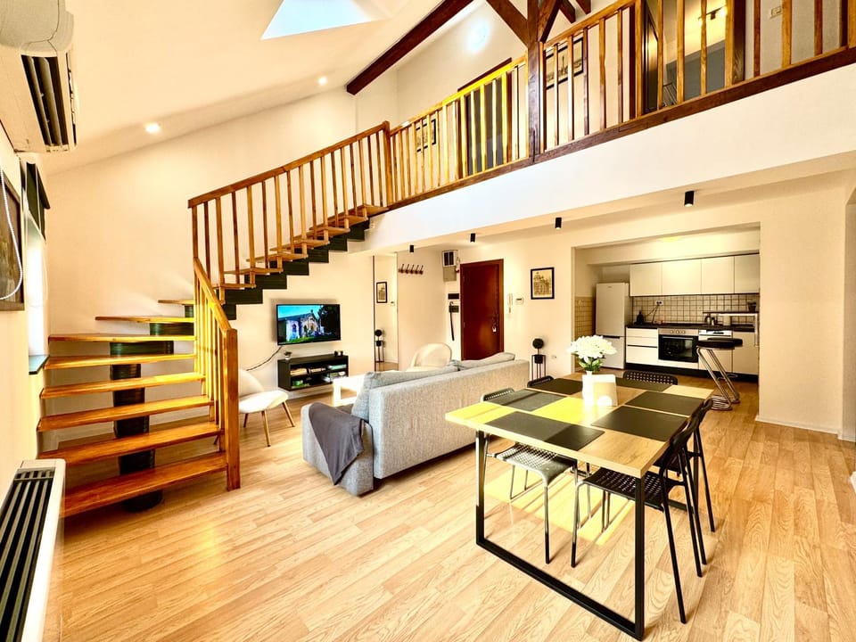 TV and multimedia, Living room, Seating area, Dining area, Evening entertainment