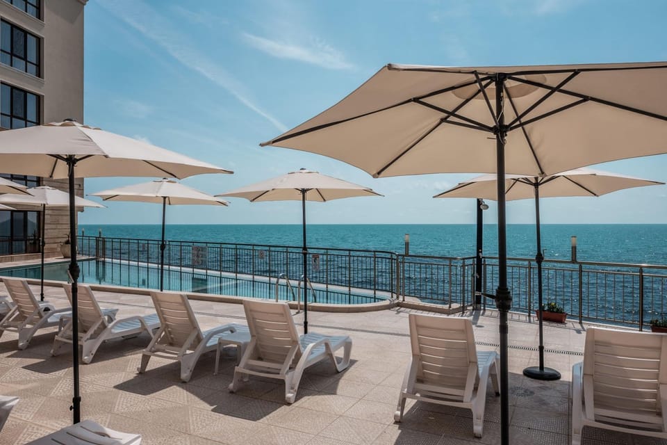View (from property/room), Sea view, Swimming pool, sunbed