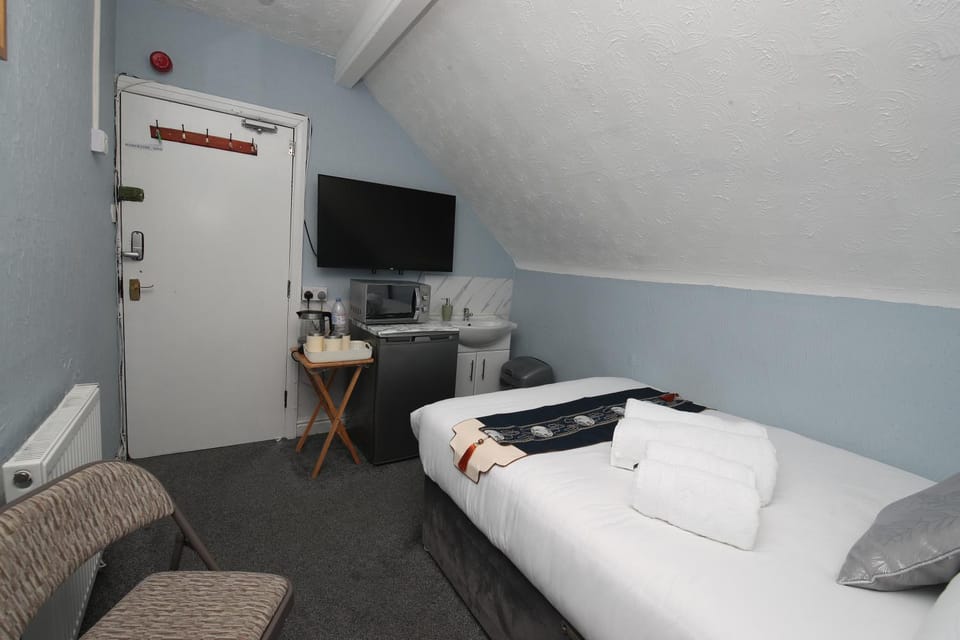 Bed, TV and multimedia, Bedroom