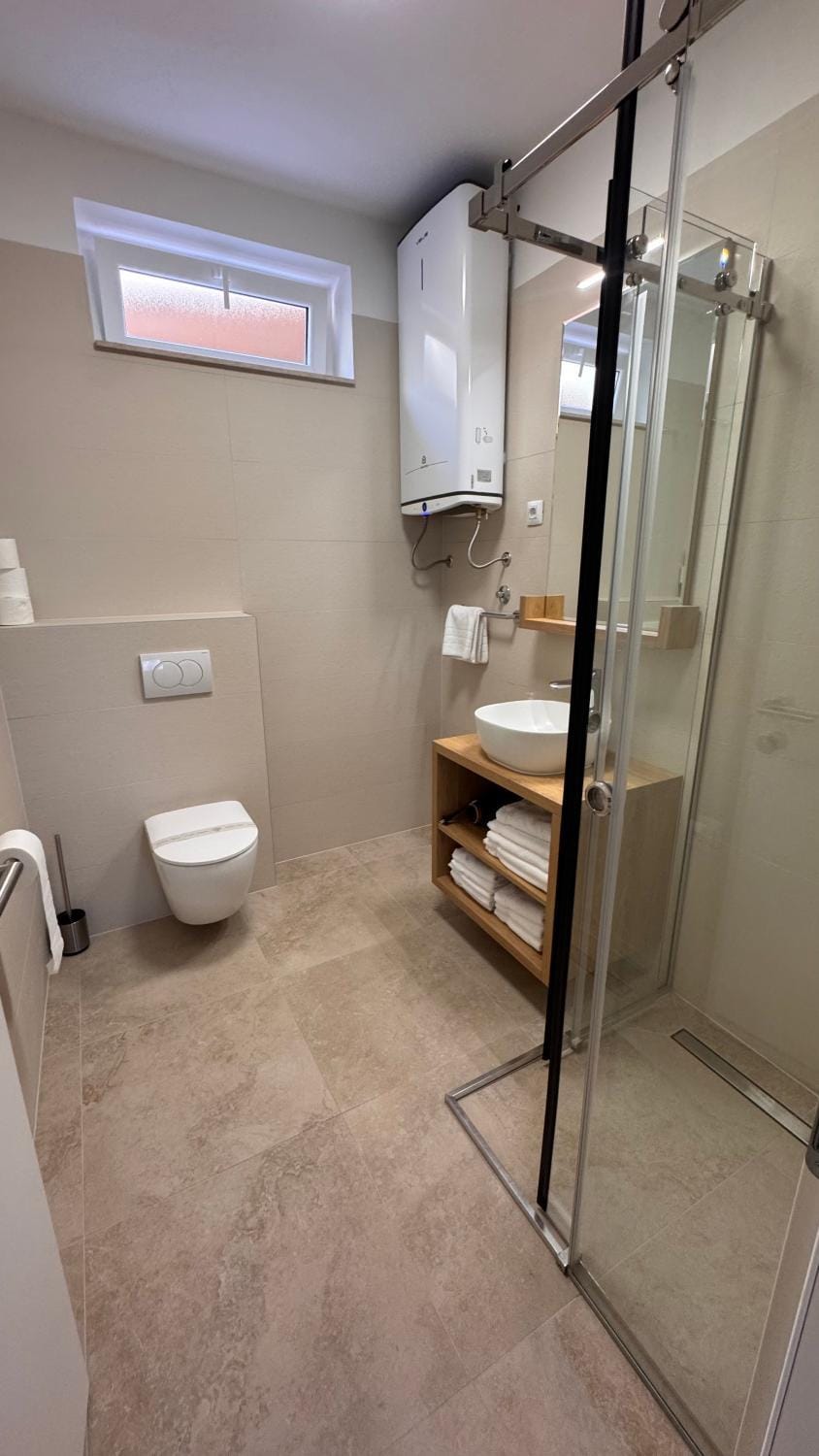 Shower, Toilet, towels