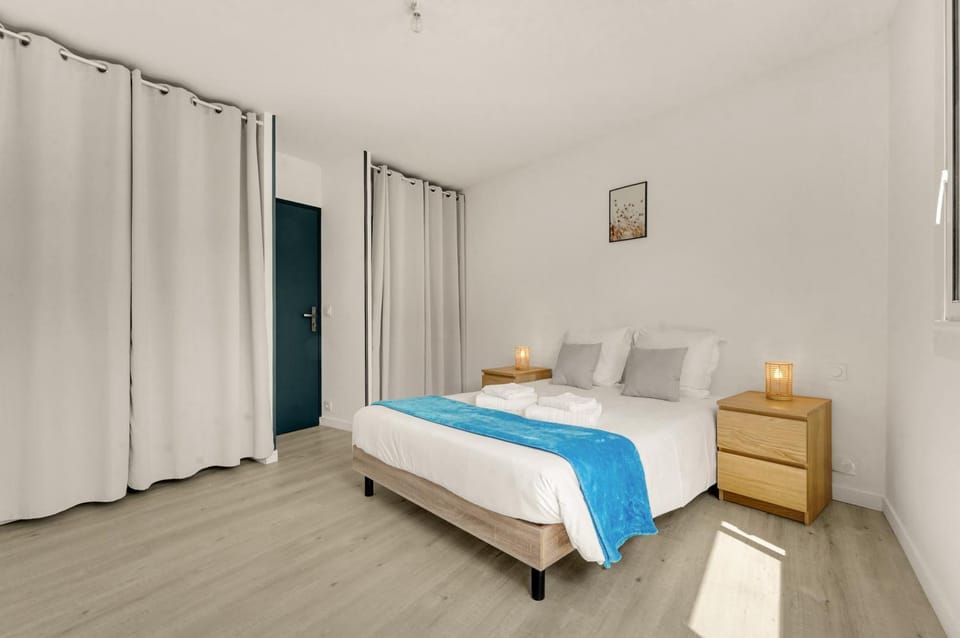 Photo of the whole room, Bedroom