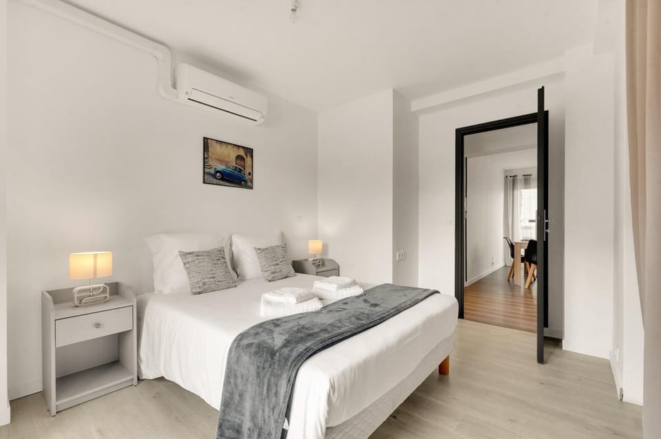 Photo of the whole room, Bedroom