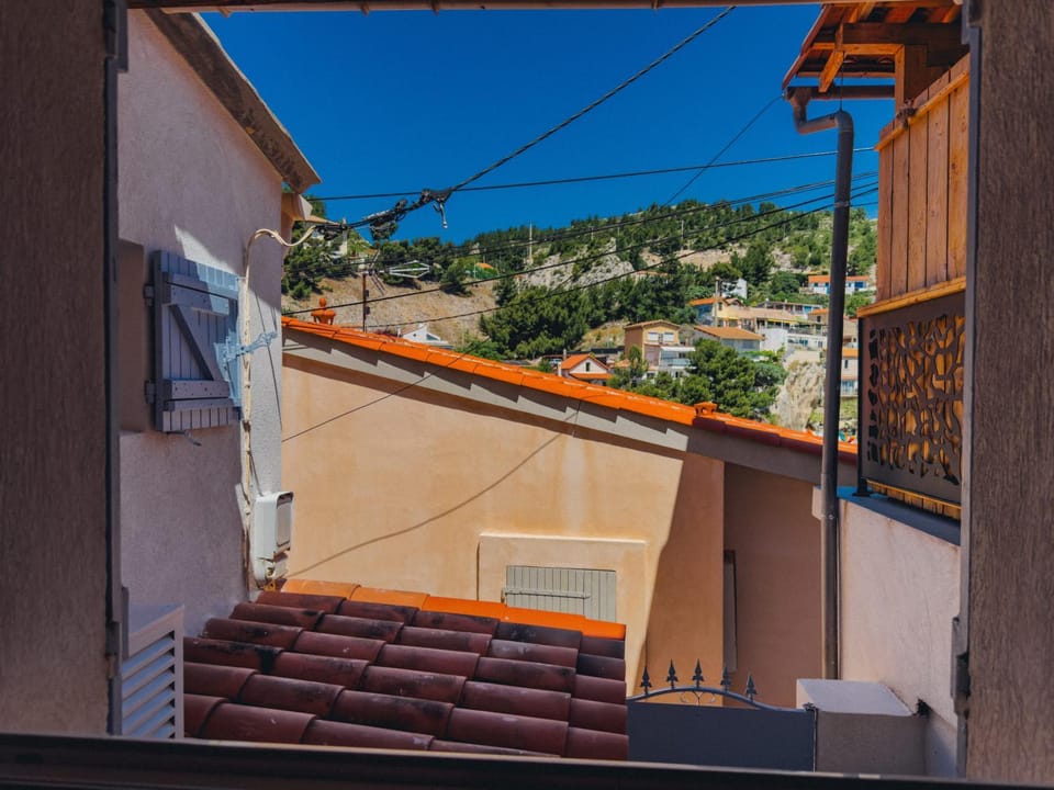 Calanque de Niolon, emplacement exceptionnel 1 minute de la mer Apartment in Marseille