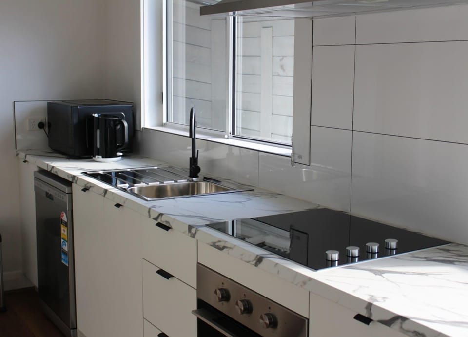 Kitchen or kitchenette, dishwasher, stove