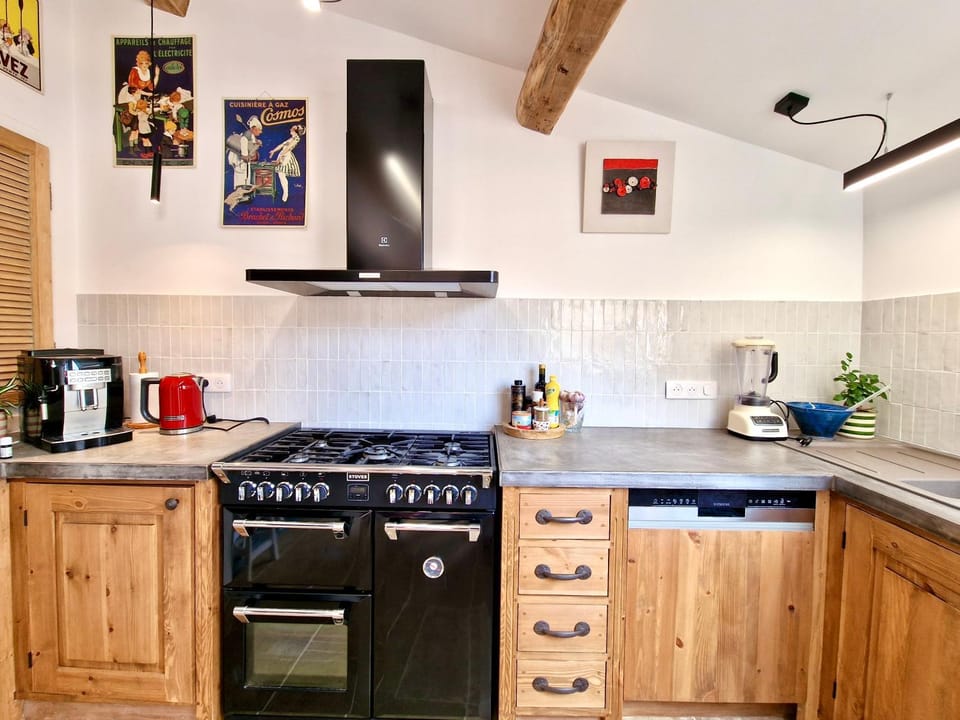 Coffee/tea facilities, Kitchen or kitchenette, dishwasher, oven, stove